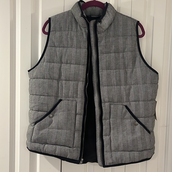 Black and white puffed vest. Soft fabric, not water proof. - Picture 2 of 5